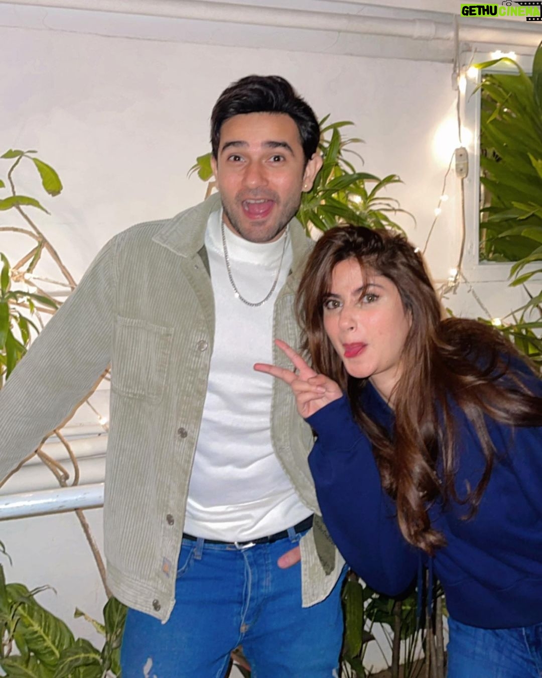 Sajal Ali Instagram - Happy birthday brother!!! 🎉🎉🎉💙💙💙 We better take new pictures man! Wish you only the best things in life baaki duyain aamnay saamnay! @aliansari_a2 Also can you guys guess the song ?