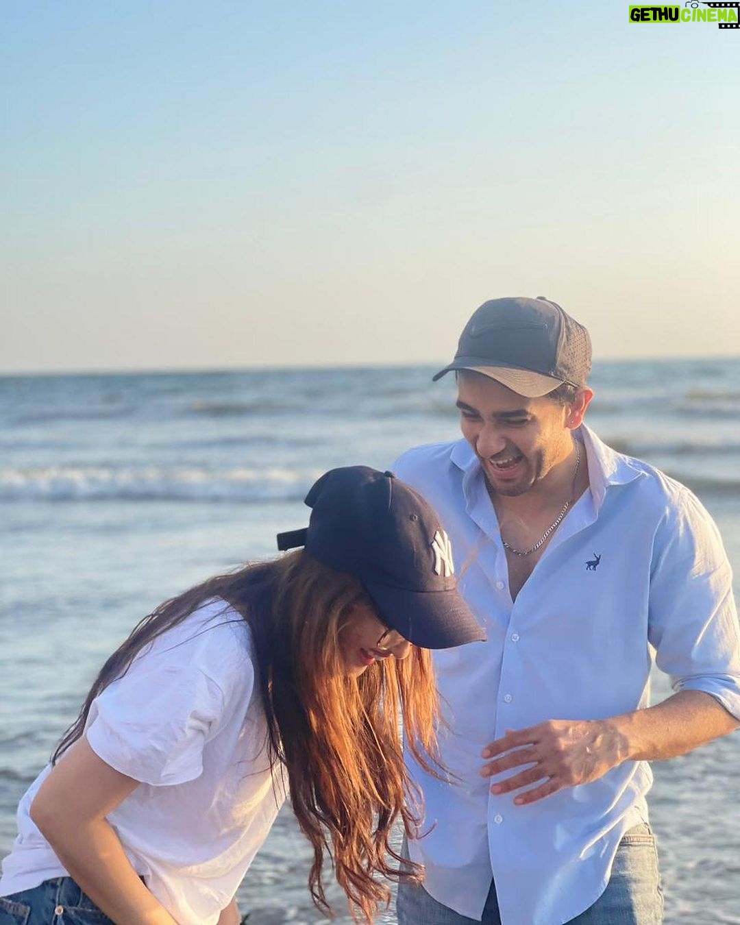 Sajal Ali Instagram - Happy birthday brother!!! 🎉🎉🎉💙💙💙 We better take new pictures man! Wish you only the best things in life baaki duyain aamnay saamnay! @aliansari_a2 Also can you guys guess the song ?