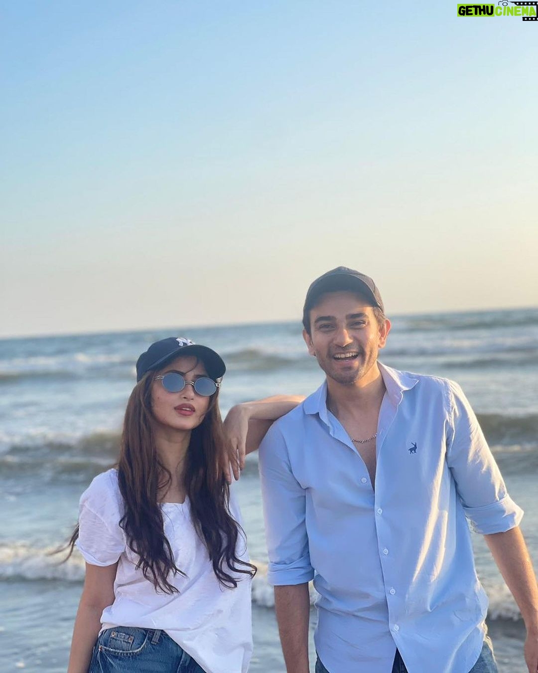Sajal Ali Instagram - Happy birthday brother!!! 🎉🎉🎉💙💙💙 We better take new pictures man! Wish you only the best things in life baaki duyain aamnay saamnay! @aliansari_a2 Also can you guys guess the song ?