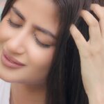 Sajal Ali Instagram - Stuck in ITCHuations and can’t escape the embarrassment? Don’t worry, there’s a solution! Stay Tuned... @headandshoulders_pk #Headandshoulders #ITCHuation #Itch #ItchRelief #DandruffFree #100percent #AntiDandruff