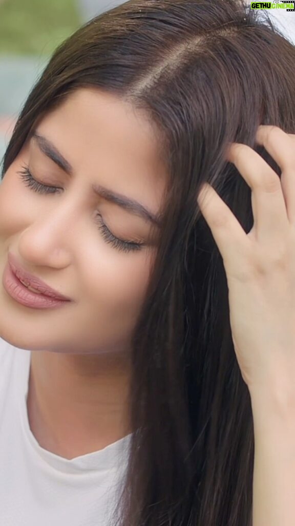 Sajal Ali Instagram - Stuck in ITCHuations and can’t escape the embarrassment? Don’t worry, there’s a solution! Stay Tuned... @headandshoulders_pk #Headandshoulders #ITCHuation #Itch #ItchRelief #DandruffFree #100percent #AntiDandruff