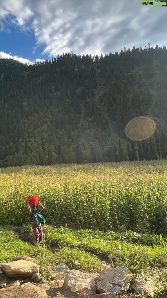 Sajal Ali Instagram - Revisiting memories of our trip to beautiful kashmir for #sapphire Thankyou for sharing these videos Maria! #heavenonearth @maria_mahesar @hairbyawais @zeeshu_mua @nabila_salon @sapphirepakistan