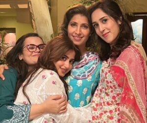 Sajal Ali Instagram - I’ve heard today’s episode is very interesting! ✌️
Let’s watch it all together!! 
#kuchankahi #memories #ourlaughterfits
This set was a blessing. 
@nadeembaigg 
@mohammedahmedsyed @mira.sethi @vaneezaofficial 
@sheheryarmunawar 
@bilalabbas_khan @qudsiaali @adnansamadkhan @kashffoundation