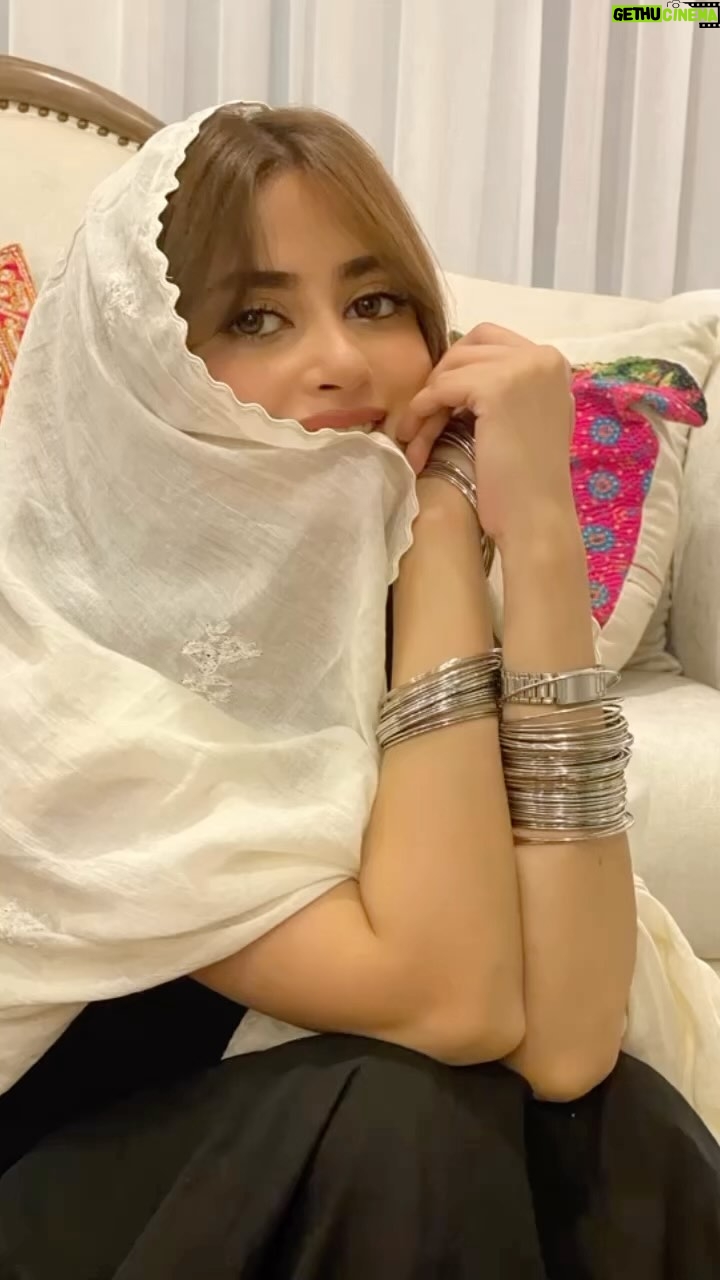 Sajal Ali Instagram - This beautiful duppata 🤍 Thankyou mahirah for sending this beautiful piece from your collection. Congratulations!!!! @mahirahkhan @mbymahira 💋