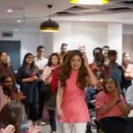 Sajal Ali Instagram - Here’s to new beginnings with my Veet family ✌️💕✨@veetpakistan #JustVeetIt #HameshaReady 🎥 @marketingmanagement @maria_mahesar @aikmuskan 👗 @nomiansari @mavikayanistylist @farooqmannan