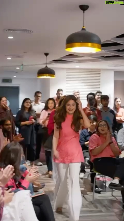 Sajal Ali Instagram - Hereโs to new beginnings with my Veet family โ๏ธ๐โจ@veetpakistan #JustVeetIt #HameshaReady ๐ฅ @marketingmanagement @maria_mahesar @aikmuskan ๐ @nomiansari @mavikayanistylist @farooqmannan