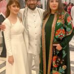 Sajal Ali Instagram - My most favourite people. The LEGENDS. Meri khushnaseebi Kay aap sath Kaam karnay ka mauqa mila. #gratefullforeverything ♥️ @azmishabana18 @shekharkapur Wearing @nomiansari 💕💋🫶🏻