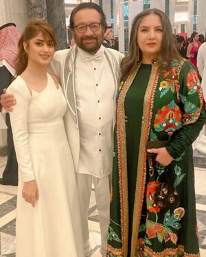 Sajal Ali Instagram - My most favourite people.
The LEGENDS.
Meri khushnaseebi Kay aap sath Kaam karnay ka mauqa mila. 
#gratefullforeverything ♥️
@azmishabana18 @shekharkapur
Wearing @nomiansari 💕💋🫶🏻