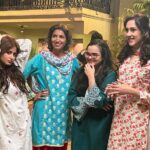 Sajal Ali Instagram - I’ve heard today’s episode is very interesting! ✌️ Let’s watch it all together!! #kuchankahi #memories #ourlaughterfits This set was a blessing. @nadeembaigg @mohammedahmedsyed @mira.sethi @vaneezaofficial @sheheryarmunawar @bilalabbas_khan @qudsiaali @adnansamadkhan @kashffoundation
