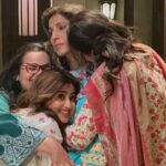 Sajal Ali Instagram - I’ve heard today’s episode is very interesting! ✌️ Let’s watch it all together!! #kuchankahi #memories #ourlaughterfits This set was a blessing. @nadeembaigg @mohammedahmedsyed @mira.sethi @vaneezaofficial @sheheryarmunawar @bilalabbas_khan @qudsiaali @adnansamadkhan @kashffoundation