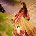 Sajal Ali Instagram - I’ve heard today’s episode is very interesting! ✌️ Let’s watch it all together!! #kuchankahi #memories #ourlaughterfits This set was a blessing. @nadeembaigg @mohammedahmedsyed @mira.sethi @vaneezaofficial @sheheryarmunawar @bilalabbas_khan @qudsiaali @adnansamadkhan @kashffoundation