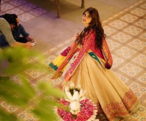 Sajal Ali Instagram - I’ve heard today’s episode is very interesting! ✌️
Let’s watch it all together!! 
#kuchankahi #memories #ourlaughterfits
This set was a blessing. 
@nadeembaigg 
@mohammedahmedsyed @mira.sethi @vaneezaofficial 
@sheheryarmunawar 
@bilalabbas_khan @qudsiaali @adnansamadkhan @kashffoundation