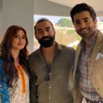 Sajal Ali Instagram - I’ve heard today’s episode is very interesting! ✌️ Let’s watch it all together!! #kuchankahi #memories #ourlaughterfits This set was a blessing. @nadeembaigg @mohammedahmedsyed @mira.sethi @vaneezaofficial @sheheryarmunawar @bilalabbas_khan @qudsiaali @adnansamadkhan @kashffoundation