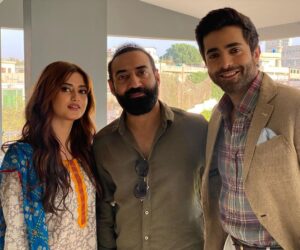 Sajal Ali Instagram - I’ve heard today’s episode is very interesting! ✌️
Let’s watch it all together!! 
#kuchankahi #memories #ourlaughterfits
This set was a blessing. 
@nadeembaigg 
@mohammedahmedsyed @mira.sethi @vaneezaofficial 
@sheheryarmunawar 
@bilalabbas_khan @qudsiaali @adnansamadkhan @kashffoundation