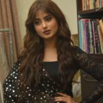 Sajal Ali Instagram - I’ve heard today’s episode is very interesting! ✌️ Let’s watch it all together!! #kuchankahi #memories #ourlaughterfits This set was a blessing. @nadeembaigg @mohammedahmedsyed @mira.sethi @vaneezaofficial @sheheryarmunawar @bilalabbas_khan @qudsiaali @adnansamadkhan @kashffoundation