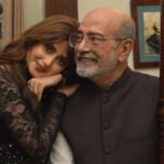 Sajal Ali Instagram - I’ve heard today’s episode is very interesting! ✌️ Let’s watch it all together!! #kuchankahi #memories #ourlaughterfits This set was a blessing. @nadeembaigg @mohammedahmedsyed @mira.sethi @vaneezaofficial @sheheryarmunawar @bilalabbas_khan @qudsiaali @adnansamadkhan @kashffoundation