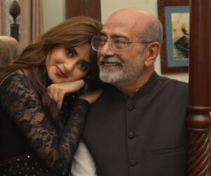 Sajal Ali Instagram - I’ve heard today’s episode is very interesting! ✌️
Let’s watch it all together!! 
#kuchankahi #memories #ourlaughterfits
This set was a blessing. 
@nadeembaigg 
@mohammedahmedsyed @mira.sethi @vaneezaofficial 
@sheheryarmunawar 
@bilalabbas_khan @qudsiaali @adnansamadkhan @kashffoundation