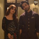 Sajal Ali Instagram - I’ve heard today’s episode is very interesting! ✌️ Let’s watch it all together!! #kuchankahi #memories #ourlaughterfits This set was a blessing. @nadeembaigg @mohammedahmedsyed @mira.sethi @vaneezaofficial @sheheryarmunawar @bilalabbas_khan @qudsiaali @adnansamadkhan @kashffoundation