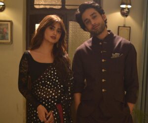 Sajal Ali Instagram - I’ve heard today’s episode is very interesting! ✌️ Let’s watch it all together!! #kuchankahi #memories #ourlaughterfits This set was a blessing. @nadeembaigg @mohammedahmedsyed @mira.sethi @vaneezaofficial @sheheryarmunawar @bilalabbas_khan @qudsiaali @adnansamadkhan @kashffoundation
