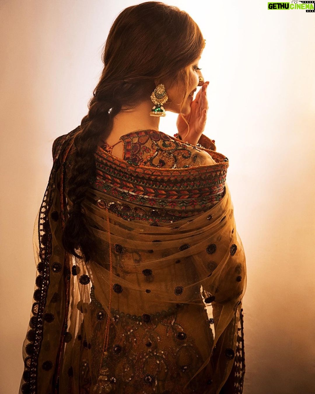 Sajal Ali Instagram - Apni roshni kay saaye talay, meri tarha tum bhi parhti jao, nikharti jao, sanwarti jao 🌸💫✨ Brand: @theworldofhsy Exclusively available at @laamofficial Photography: @shahbazshaziofficial Videography: @nusairrahman.photography Set: @saadamjed16 Hair & Makeup: @nabila_salon Stylist: @khojiiii Script: @rameez_haider Creative Director: @hassanhsy Exclusively available online at www.theworldofhsy.com and www.laam.pk from the 8th of March! #HSY #HSYxLAAM #LAAM #TheRehanaCollection #RehanabyHSY #celebratingwomenofsubstance #eidcollection #affordableluxury #fashion #love #sajalaly #SAJALxHSY