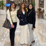 Sajal Ali Instagram - Worklife with my extremely hardworking team. #girlpower @maria_mahesar @aikmuskan @mominaharoon