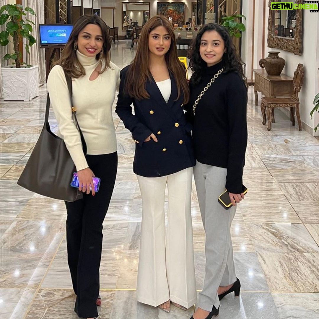 Sajal Ali Instagram - Worklife with my extremely hardworking team. #girlpower @maria_mahesar @aikmuskan @mominaharoon