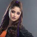 Sajal Ali Instagram - 💜 Hair : @hairbyawais Makeup : @zeeshu_mua Styling : @farazsheikhofficial_ Photography: @kashifqadri @nabila_salon @maria_mahesar @kurkurepakistan