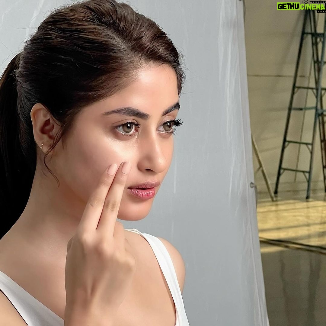 Sajal Ali Instagram - 💋💋💋💋💋💋 Makeup @adnanansariofficial Hair @mubsher.bhatti