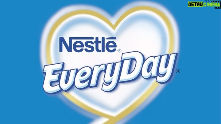 Sajal Ali Instagram - Kuch cheezoon pe haath thori ruk sakta hai. Meri Khaas Chai tou chalti jaey. ☕️ @nestleeveryday @ameergilani #NESTLÉEVERYDAY #TumMeinHaiKuchKhaas #KhaasChai