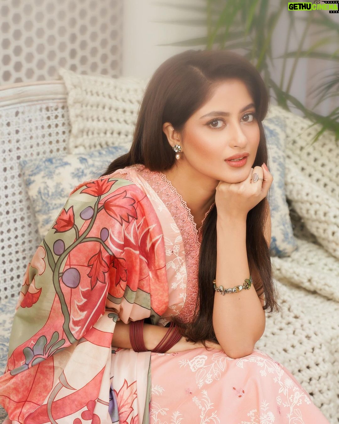 Sajal Ali Instagram - @seranofficial 🌹 @meheksaeed @maria_mahesar @noman.syed @mubsher.bhatti @sajallsajjad