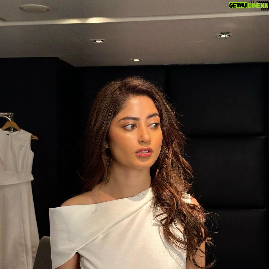 Sajal Ali Instagram - 💋💋💋💋💋💋 Makeup @adnanansariofficial Hair @mubsher.bhatti