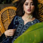 Sajal Ali Instagram - Zellbury x Sajal Presenting Luxury Ready-to-Wear Collection @zellbury #zellburyxsajalaly #realfashion #realprices #sarasaal #zellburyluxury23 #luxurycollection2023 #readytowearluxury