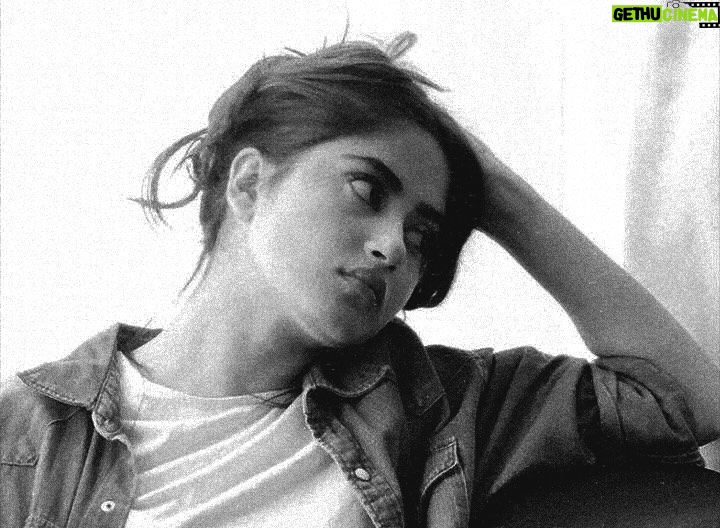 Sajal Ali Instagram - Masks comes off very quickly… You just have to trust the process. 🎭