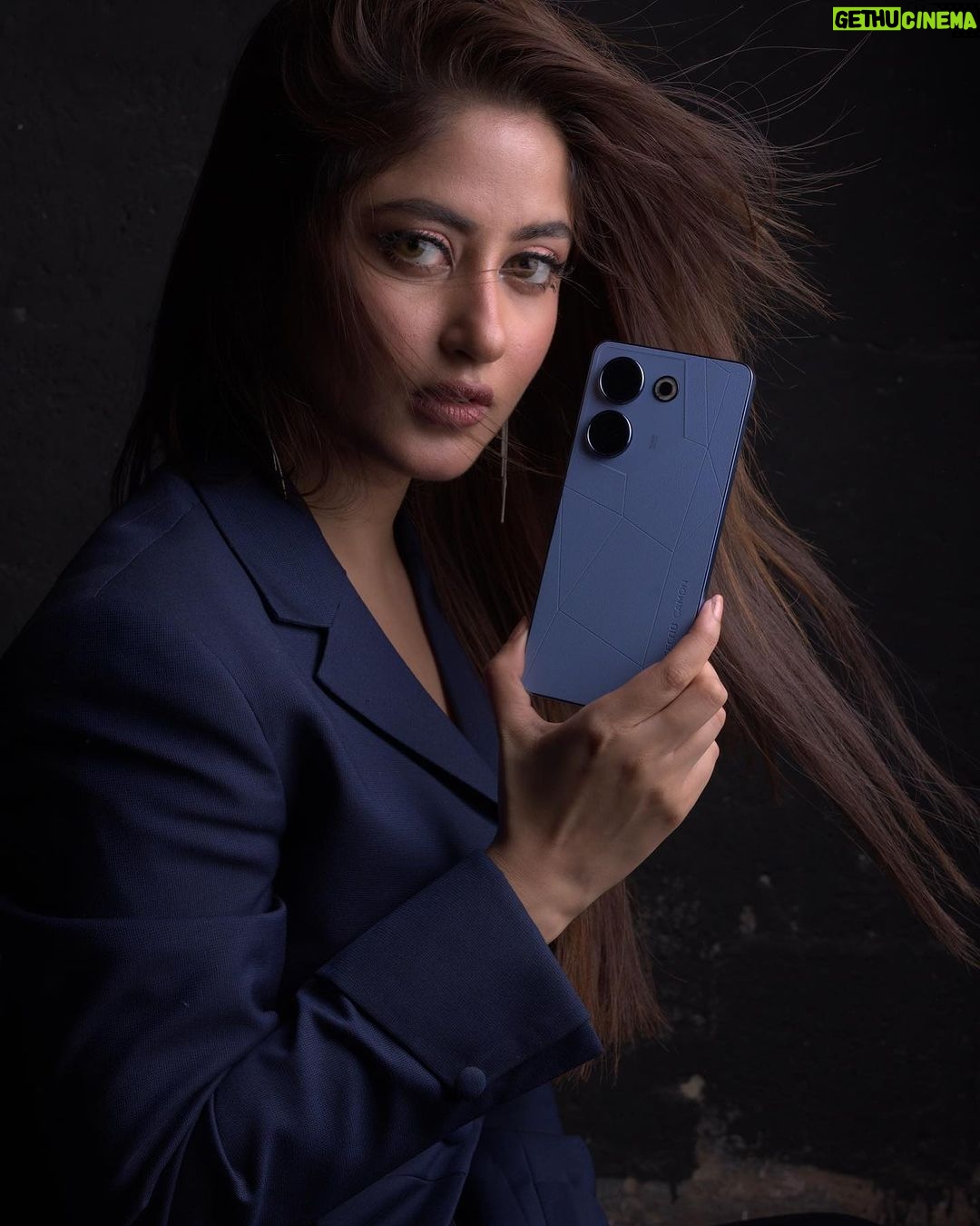 Sajal Ali Instagram - TECNO 11.11 SALE se haasil karein la jawab discounts! Aaj he visit karein TECNO Mobile ka online store aur apnay pyaaron ke liye purchase karein unke favorite smartphones! I’m in love with my CAMON 20. What about you? #TECNO1111 #tecnopk @tecnomobilepakistan @uzzifilms @maria_mahesar