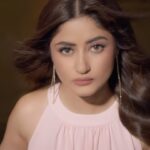 Sajal Ali Instagram - 🌸 @glowandlovely.pk #GlowandLovely #AikNayaGlow #Serumcream #3XBrightGlow Makeup @iambabarzaheer Hair @mubsher.bhatti Stylist @twofoldstyles @maria.mahesar