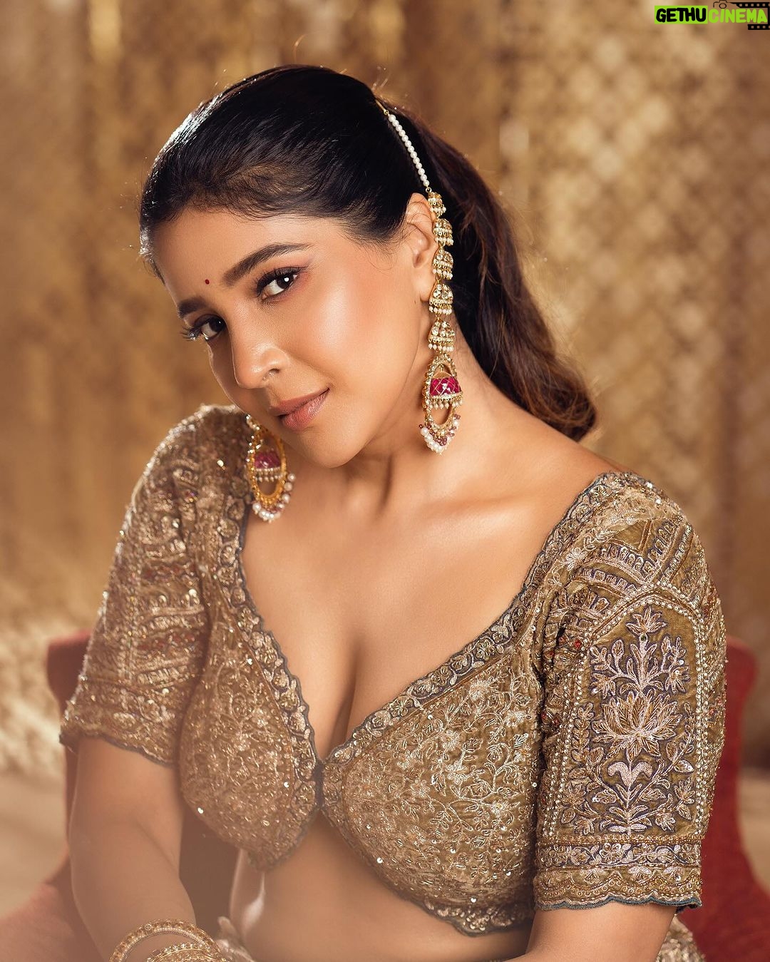 Sakshi Agarwal Instagram - Yes , A diamond does’t ask if it can shine It just does💎✨✨ . Hmua: @murugeshmakeup_hair @shalini_hairartist Location: @crowneplazachn Designer: @dvasabyabhi Jewellery : @challani_jewellery Chennai, India