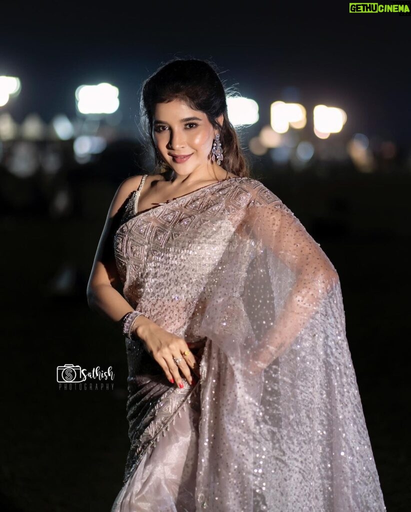 Sakshi Agarwal Instagram - The sun loved the moon so much, He died every night to let her breathe✨ . @samyakksarees @lakshana_priya_mua @fineshinejewels @sathish_photography49 . #kalaignar100 #kollywood #sareelove #sakshiagarwal #actress Chennai, India