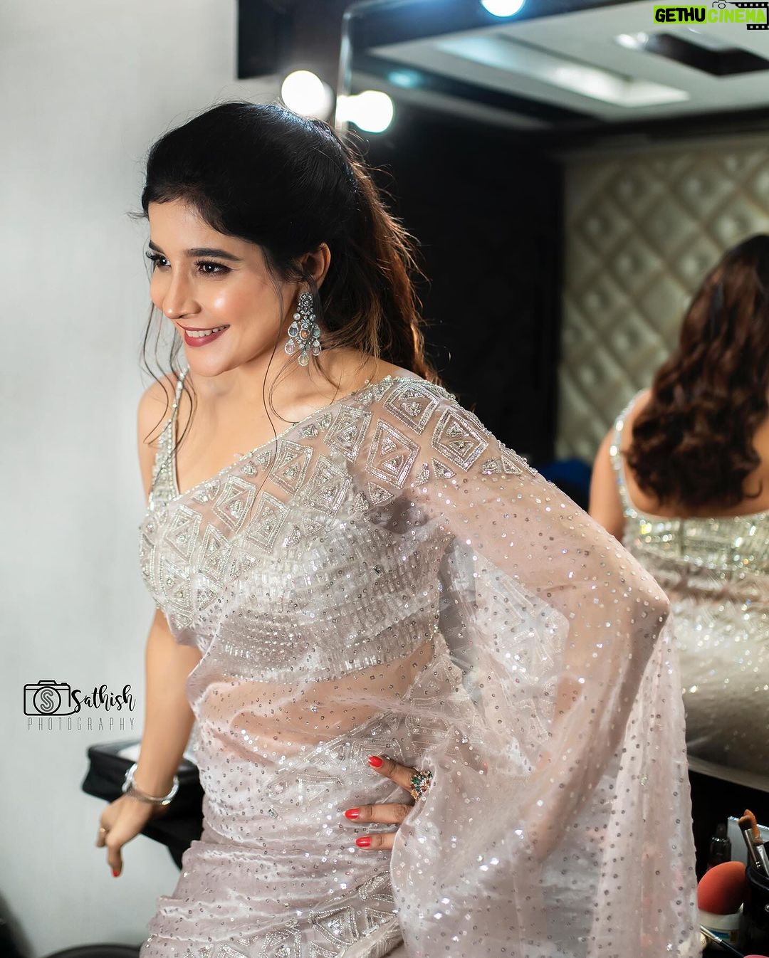 Sakshi Agarwal Instagram - The sun loved the moon so much, He died every night to let her breathe✨ . @samyakksarees @lakshana_priya_mua @fineshinejewels @sathish_photography49 . #kalaignar100 #kollywood #sareelove #sakshiagarwal #actress Chennai, India