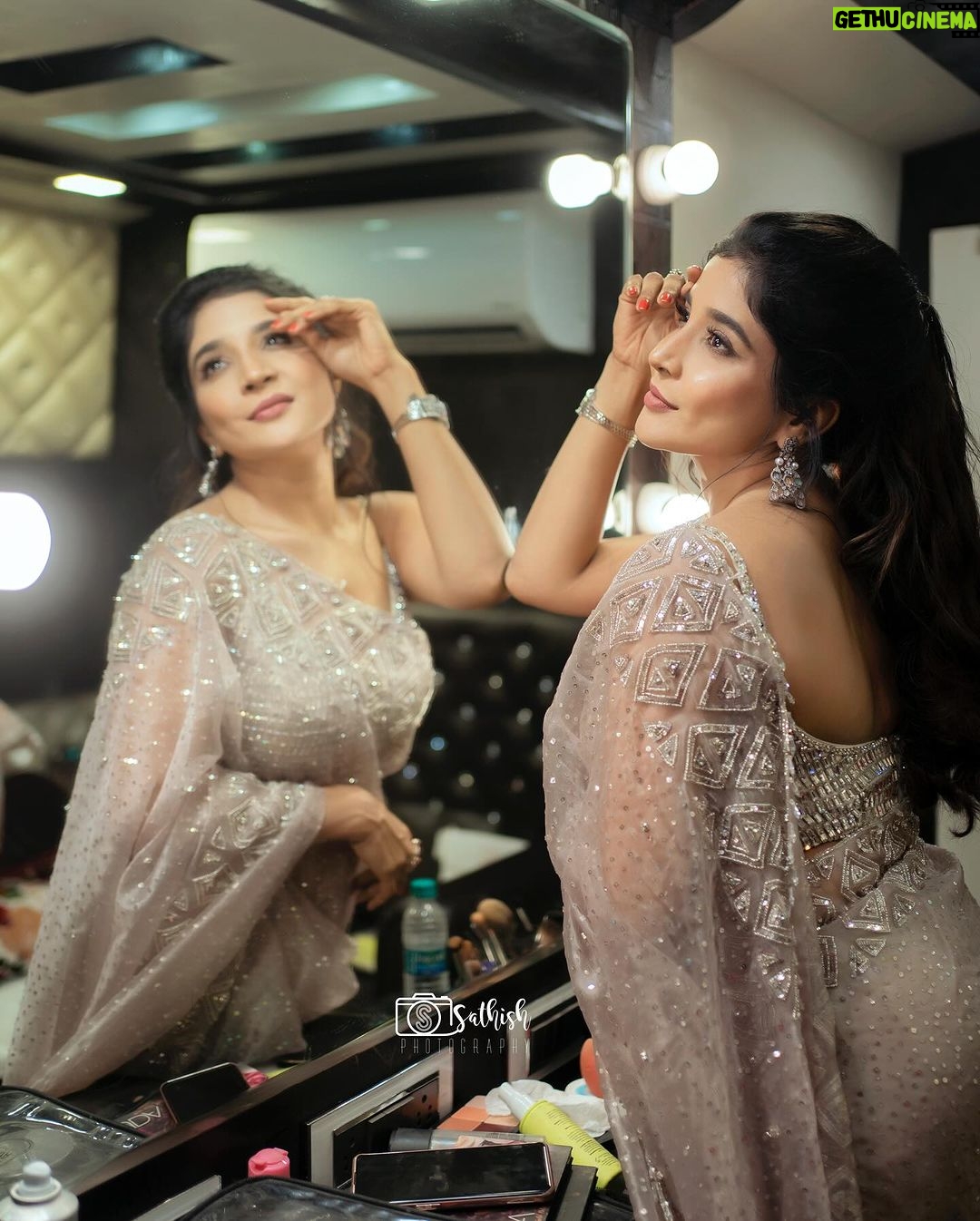 Sakshi Agarwal Instagram - Yes, I feel beautiful inside out💕✨ . @samyakksarees @lakshana_priya_mua @fineshinejewels @sathish_photography49 . #kalaignar100 #kollywood #sareelove #sakshiagarwal #actress Chennai, India
