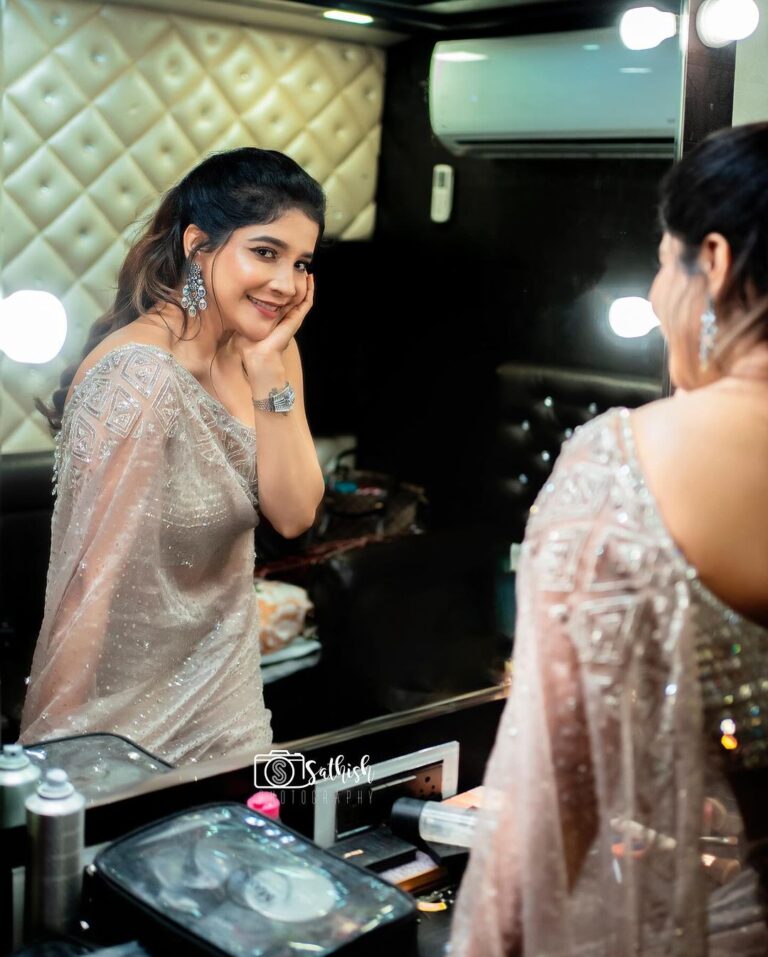 Sakshi Agarwal Instagram - Yes, I feel beautiful inside out💕✨ . @samyakksarees @lakshana_priya_mua @fineshinejewels @sathish_photography49 . #kalaignar100 #kollywood #sareelove #sakshiagarwal #actress Chennai, India
