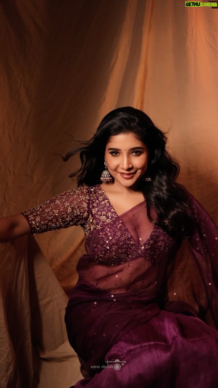 Sakshi Agarwal Instagram - Let the saree do the talking as you twirl through life’s moments. . Saree: @thanvi_boutique Makeup :@murugeshmakeup_hair Photography :@sano_visuals Hair: @mahi_hairdo Drapist: @style_with_anbu Jewellery :@vivahbridalcollections . #instagramreels #reelsinstagram #trendingreels #trendingvideos #vídeoreels #sareereels #sakshiagarwal #kollywood #feelitreelit