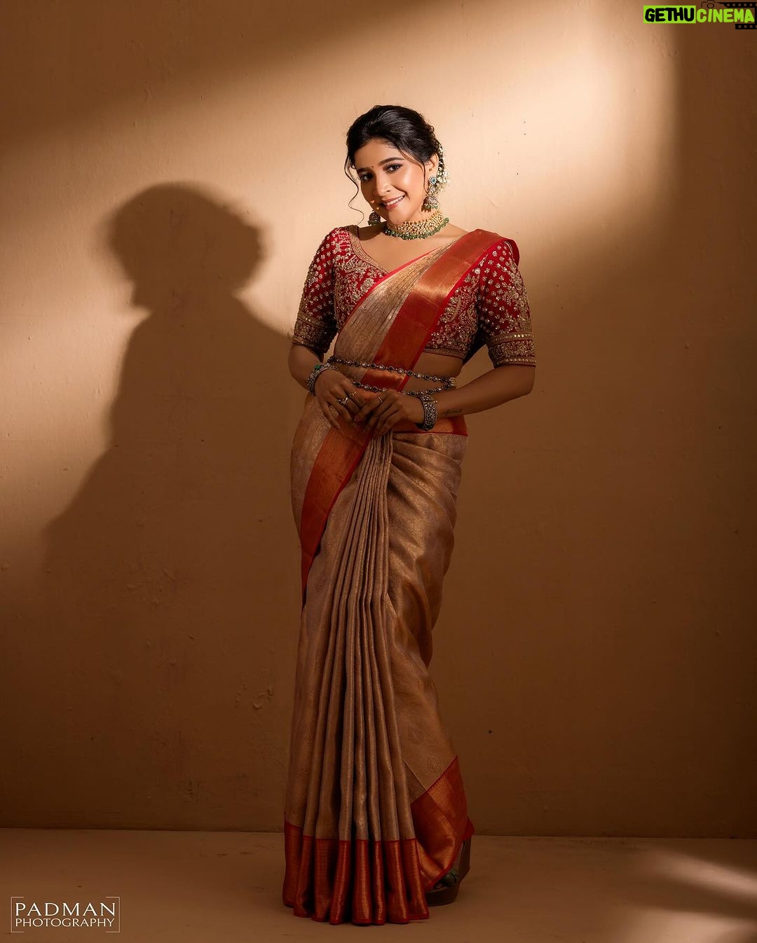 Sakshi Agarwal Instagram - With every drape of the saree, a woman unveils a new layer of her inner beauty. . Outfit : @samyakksarees Jewellery : @challani_jewellery Make up : @murugeshmakeup_hair Photographer : @padman_photography Hair : @mahi_hairdo Saree drapist : @style_with_anbu . #instagreat #instagood #instafashion #beauty #sareelove #kollywood #sakshiagarwal #feelbeautiful Chennai, India
