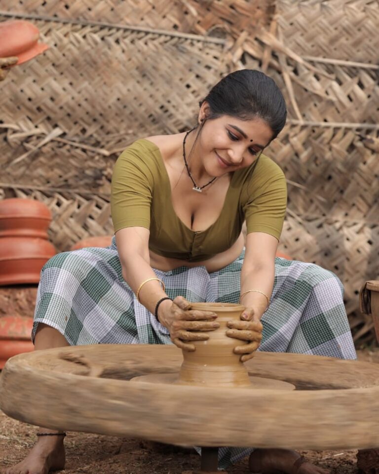 Sakshi Agarwal Instagram - A still from my song in my next malyalam movie 🔥 Details coming soon😊 . #malayalam #kerela #pottery . @benzyproductions @subairzindagi Edappal, Kerala, India