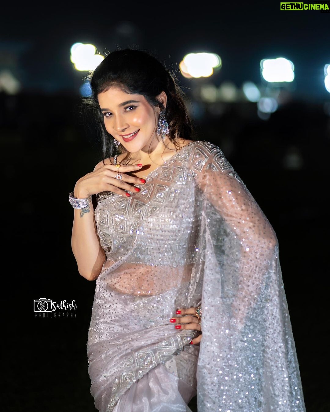Sakshi Agarwal Instagram - The sun loved the moon so much, He died every night to let her breathe✨ . @samyakksarees @lakshana_priya_mua @fineshinejewels @sathish_photography49 . #kalaignar100 #kollywood #sareelove #sakshiagarwal #actress Chennai, India