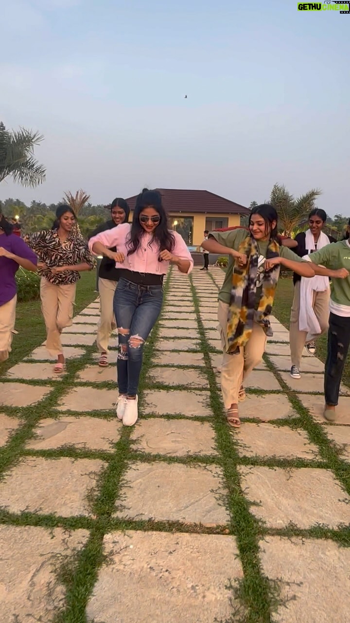 Sakshi Agarwal Instagram - Fun Inbetween rehearsals😍😍 . #instagramreels #vaadamaapillai #feelitreelit #reelsinstagram #dancereels #dancevideos #beauty #funreels Trichur, Kerala, India