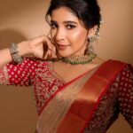 Sakshi Agarwal Instagram - A Queen is not defined by her title but by her actions and character❤️🥰🔥 . Outfit : @samyakksarees Jewellery : @challani_jewellery Make up : @murugeshmakeup_hair Photographer : @padman_photography Hair : @mahi_hairdo Saree drapist : @style_with_anbu . #instagreat #instagood #instafashion #beauty #sareelove #kollywood #sakshiagarwal #feelbeautiful Chennai, India