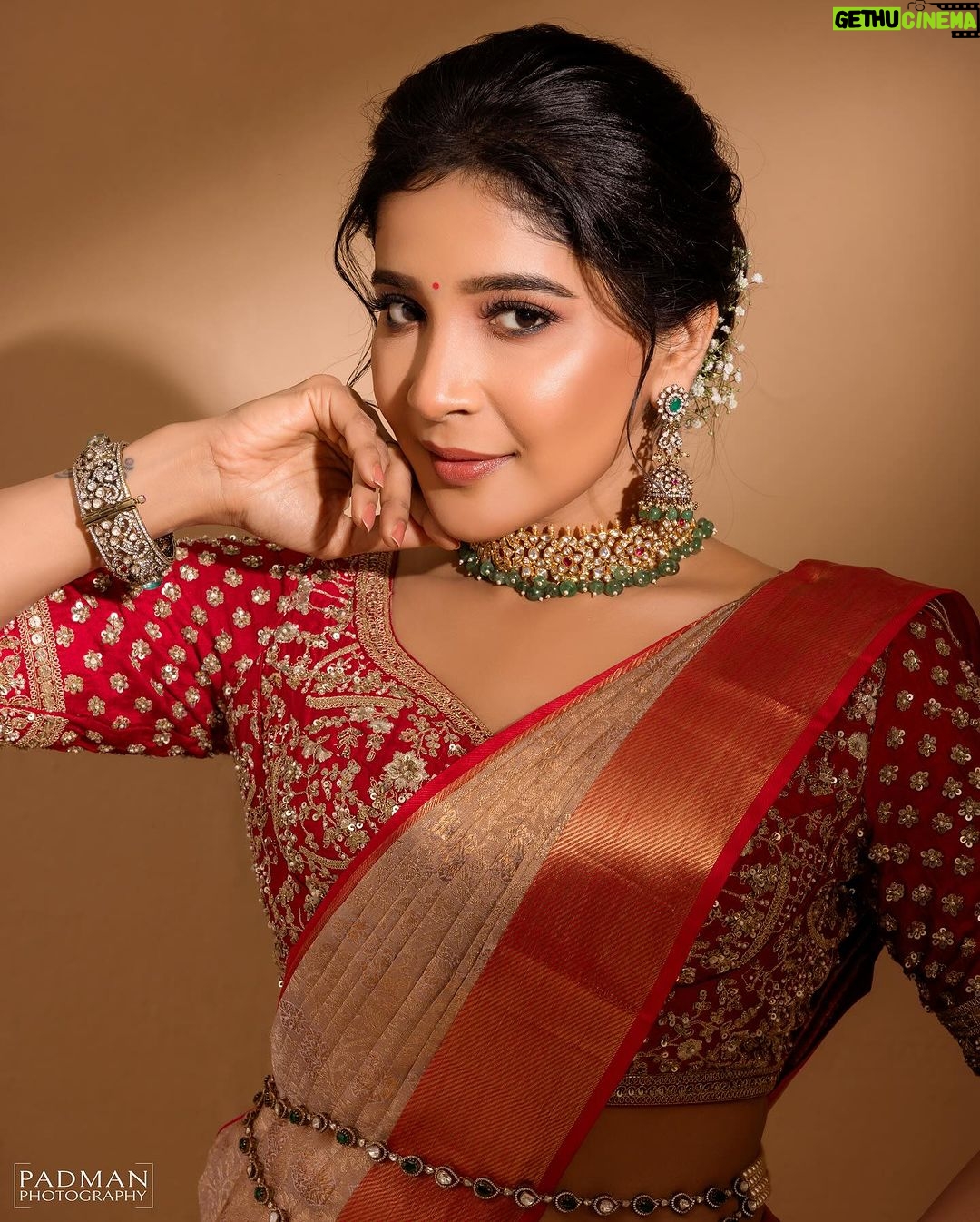Sakshi Agarwal Instagram - A Queen is not defined by her title but by her actions and character❤️🥰🔥 . Outfit : @samyakksarees Jewellery : @challani_jewellery Make up : @murugeshmakeup_hair Photographer : @padman_photography Hair : @mahi_hairdo Saree drapist : @style_with_anbu . #instagreat #instagood #instafashion #beauty #sareelove #kollywood #sakshiagarwal #feelbeautiful Chennai, India