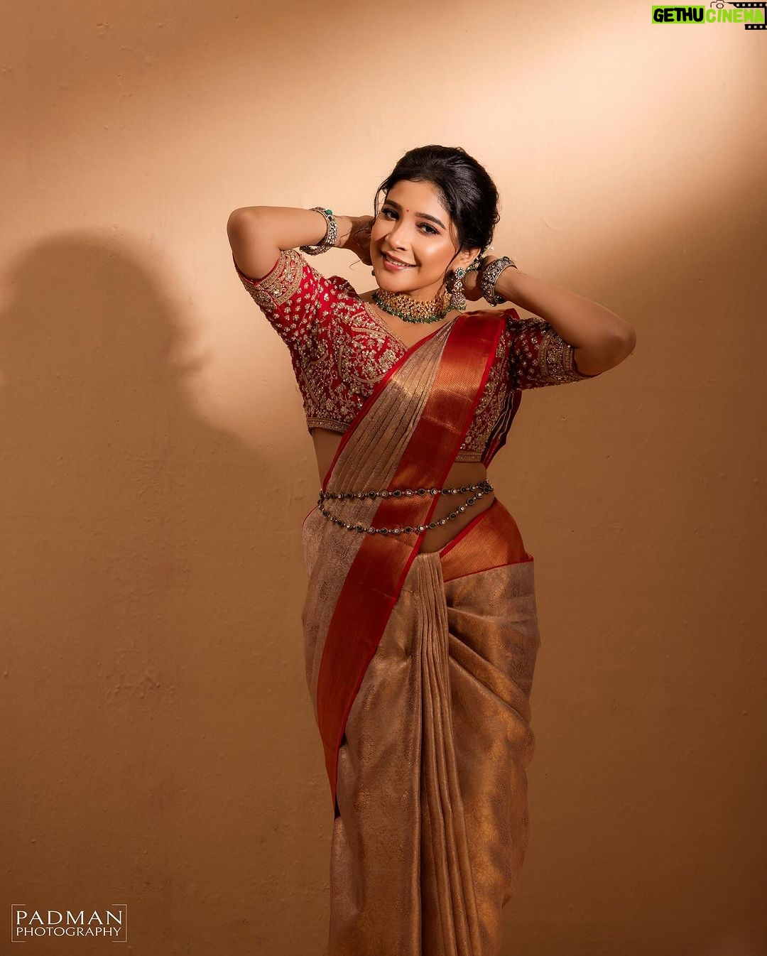 Sakshi Agarwal Instagram - With every drape of the saree, a woman unveils a new layer of her inner beauty. . Outfit : @samyakksarees Jewellery : @challani_jewellery Make up : @murugeshmakeup_hair Photographer : @padman_photography Hair : @mahi_hairdo Saree drapist : @style_with_anbu . #instagreat #instagood #instafashion #beauty #sareelove #kollywood #sakshiagarwal #feelbeautiful Chennai, India