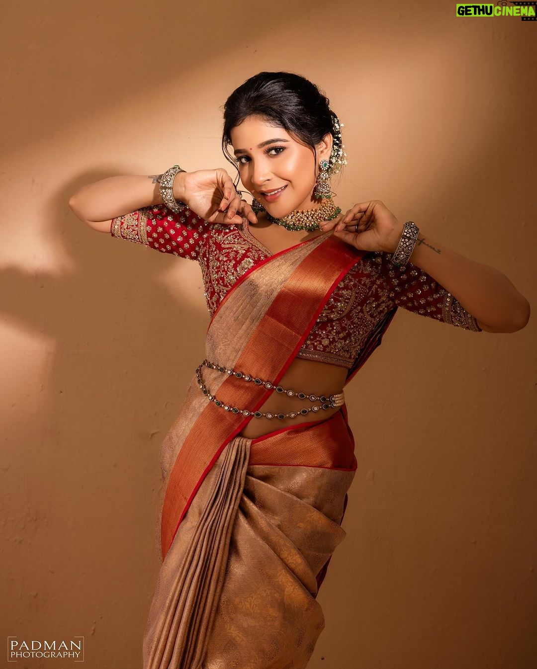 Sakshi Agarwal Instagram - With every drape of the saree, a woman unveils a new layer of her inner beauty. . Outfit : @samyakksarees Jewellery : @challani_jewellery Make up : @murugeshmakeup_hair Photographer : @padman_photography Hair : @mahi_hairdo Saree drapist : @style_with_anbu . #instagreat #instagood #instafashion #beauty #sareelove #kollywood #sakshiagarwal #feelbeautiful Chennai, India