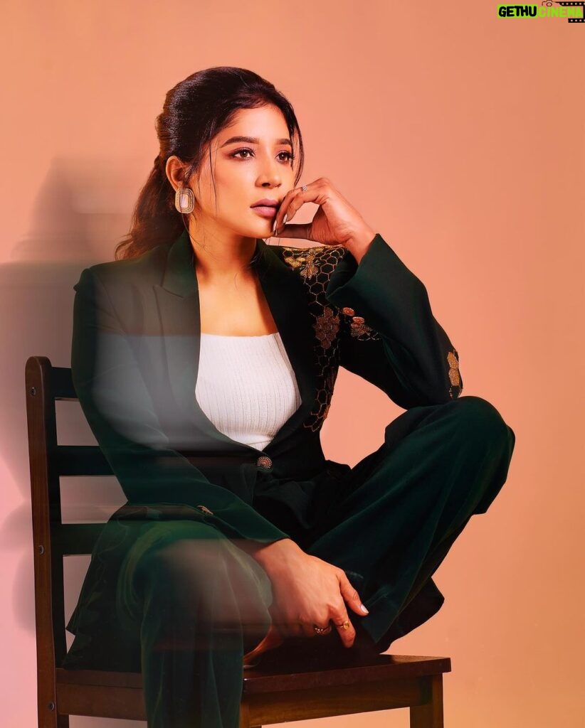 Sakshi Agarwal Instagram - Dont just wear your blazer, but own it infusing it with your own brand of charisma and charm✨❤ . Photographer : @photraits.kiran Make up & Hair : @lakshana_priya_mua Stylist : @anand.aries Outfit : @studio24_bespoke Studio : @Ksquared.studios . #greenblazer #style #charisma #charm #beauty #sakshiagarwal Chennai, India